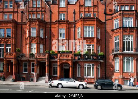 Londra, Regno Unito, 3 maggio 2009, Scopri un edificio vittoriano splendidamente progettato in mattoni rossi situato in Pont Street, Kensington, che mostra l'arco storico Foto Stock