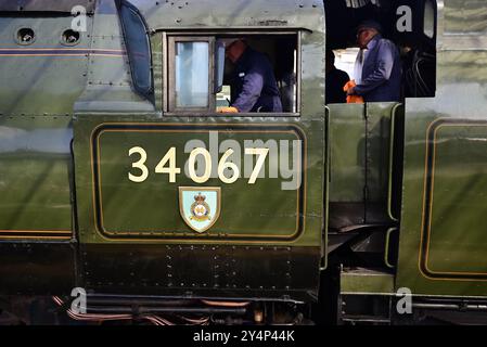 Battaglia della classe britannica Pacific No 34067 Tangmere alla stazione di Carlisle Citadel dopo essere arrivato con il Northern Belle Pullman 1Z52 da Hull. Foto Stock