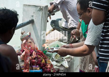 Vadodara, Gujarat / India - 15 settembre 2016: Un uomo offre le preghiere alle statue del Signore Shree Ganesha prima di scioglierla nel Foto Stock