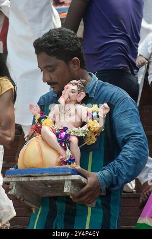 Vadodara, Gujarat / India - 15 settembre 2016: Un uomo con la statua del signore Shree Ganesha durante il festival Gaesha. Foto Stock