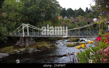 Chainbridge e River Dee, Llantysilio, Galles del Nord Foto Stock