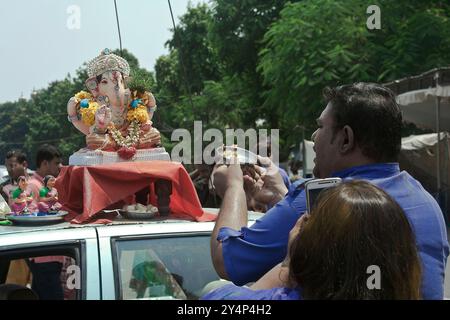 Vadodara, Gujarat / India - 15 settembre 2016: Un uomo offre le preghiere alle statue del Signore Shree Ganesha prima di scioglierla nel Foto Stock