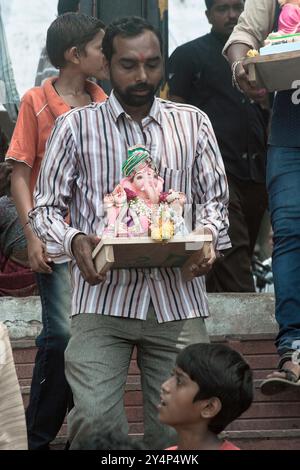 Vadodara, Gujarat / India - 15 settembre 2016: Un uomo con la statua del signore Shree Ganesha durante il festival Gaesha. Foto Stock