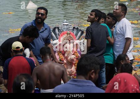 Vadodara, Gujarat / India - 15 settembre 2016 : la statua del signore Shree Ganesha con i devoti lo circondano il giorno della festa Ganesha Foto Stock