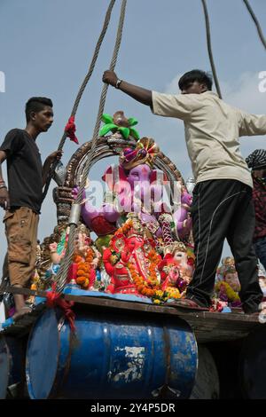 Vadodara, Gujarat / India - 15 settembre 2016 : le statue del signore Shree Ganesha con devoti intorno a lui durante il festival Gaesha. Foto Stock