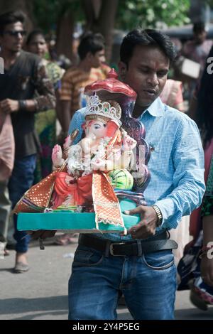 Vadodara, Gujarat / India - 15 settembre 2016: Statua del signore Shree Ganesha con il devoto durante il festival Ganesha. Foto Stock