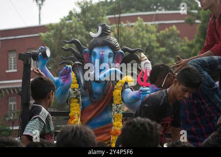 Vadodara, Gujarat / India - 15 settembre 2016: Statua del signore Shree Ganesha con devoti durante il festival Ganesha. Foto Stock