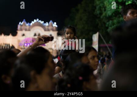 Vadodara, Gujarat / India - 15 settembre 2016: Una giovane ragazza tra la folla di notte durante il festival Ganesha. Foto Stock