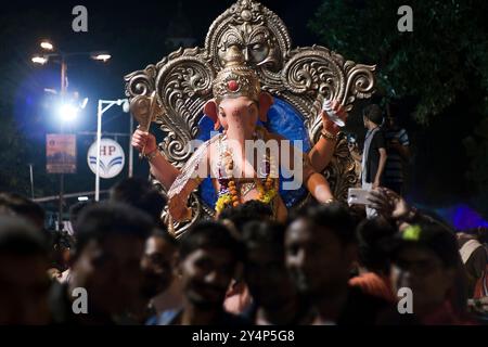 Vadodara, Gujarat / India - 15 settembre 2016: Statua del signore Shree Ganesha e dei devoti nel giorno del festival Ganesha. Foto Stock