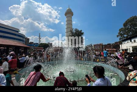 Kathmandu, Nepal. 19 settembre 2024. Le persone visitano la torre di Dharahara di recente costruzione, un nuovo punto di riferimento della città. In occasione del giorno della Costituzione, il governo nepalese ha ufficialmente aperto il Dharahara al pubblico nove anni dopo la distruzione del precedente a causa di terremoti nell'aprile 2015. (Credit Image: © Sunil Sharma/ZUMA Press Wire) SOLO PER USO EDITORIALE! Non per USO commerciale! Foto Stock