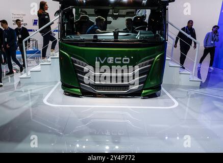 IVECO Besucher der IAA Transportation Messe schauen sich eine Fahrerkabine von IVECO An, Hannover, 18.09.2024. Hannover Niedersachsen Deutschland *** i visitatori IVECO alla fiera IAA Transportation guardano un taxi IVECO, Hannover, 18 09 2024 Hannover bassa Sassonia Germania Foto Stock