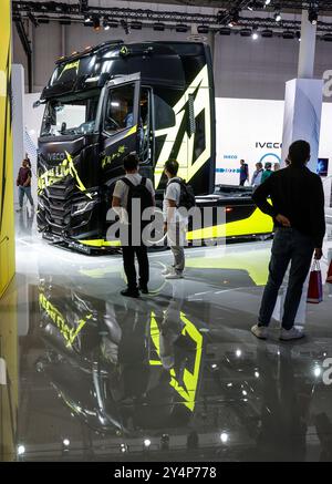 IVECO Besucher der IAA Transportation Messe schauen sich einen IVECO LKW An, Hannover, 18.09.2024. Hannover Niedersachsen Deutschland *** i visitatori IVECO alla fiera IAA Transportation guardano un camion IVECO, Hannover, 18 09 2024 Hannover bassa Sassonia Germania Foto Stock