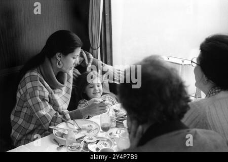 Rita Coolidge e la figlia Casey Kristofferson 1978 facevano colazione su un treno che viaggiava da Berlino Ovest attraverso la Germania Est verso Ovest dove lei e suo marito Kris Kristofferson stavano dando una serie di concerti. Il loro tour europeo del 1978. L'altra colazione era il personale che viaggiava con lei e Casey. Germania 1970s HOMER SYKES Foto Stock