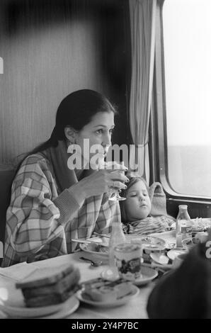 Rita Coolidge e la figlia Casey Kristofferson 1978 facevano colazione su un treno che viaggiava da Berlino Ovest attraverso la Germania Est verso Ovest dove lei e suo marito Kris Kristofferson stavano dando una serie di concerti. Il loro tour europeo del 1978. L'altra colazione era il personale che viaggiava con lei e Casey. Germania 1970s HOMER SYKES Foto Stock