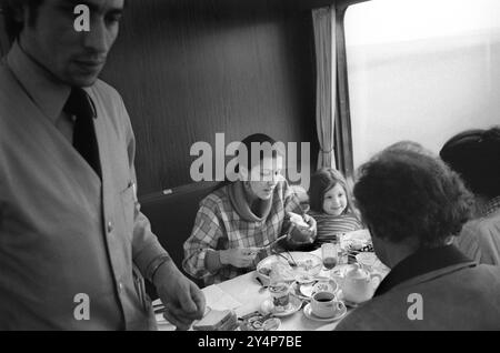 Rita Coolidge e la figlia Casey Kristofferson 1978 facevano colazione su un treno che viaggiava da Berlino Ovest attraverso la Germania Est verso Ovest dove lei e suo marito Kris Kristofferson stavano dando una serie di concerti. Il loro tour europeo del 1978. L'altra colazione era il personale che viaggiava con lei e Casey. Germania 1970s HOMER SYKES Foto Stock