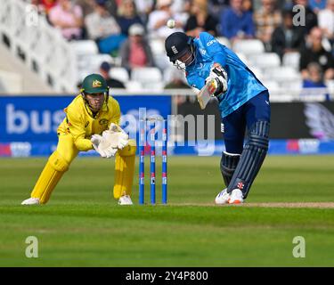 Harry BROOK (capitano dell'Inghilterra) in battuta durante la prima partita internazionale del Metro Bank One Day Inghilterra vs Australia a Trent Bridge, Nottingham, Regno Unito, 19 settembre 2024 (foto di Mark Dunn/News Images) Foto Stock