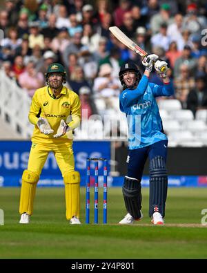 Harry BROOK (capitano dell'Inghilterra) battendo la palla per sei durante la prima partita internazionale del Metro Bank One Day Inghilterra vs Australia a Trent Bridge, Nottingham, Regno Unito, 19 settembre 2024 (foto di Mark Dunn/News Images) Foto Stock