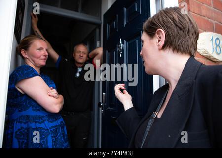 Jess Phillips mentre discuteva con Samantha e John Fraser-Morris nella loro casa a Birmingham Yardley, che è il collegio di Jess Phillips. Je Foto Stock