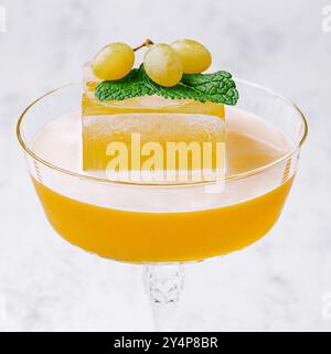 Cocktail estivo - Pornostar Martini su bianco Foto Stock