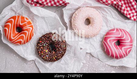 Set di gustose ciambelle color pastello alla moda estiva retrò Foto Stock