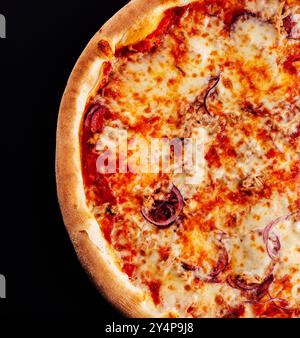 Pizza al tonno cotta su sfondo nero Foto Stock