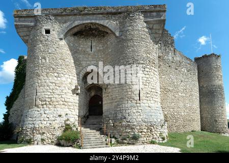 L'ingresso ad uno storico castello fortificato di Billy, mostra l'architettura medievale del XIII secolo, Allier , Auvergne-Rhone-Alpes, Francia Foto Stock