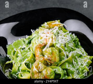 deliziosa cena con tagliatelle di pasta di spinaci e gamberi Foto Stock