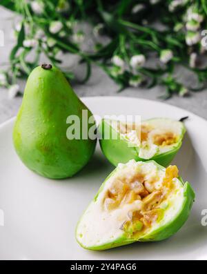 Mousse torta a forma di pera, gustosa pasticceria moderna con dessert Foto Stock