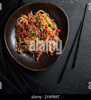 Udon giapponese, soba con manzo su ciotola nera Foto Stock