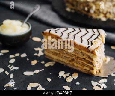 Dolce fetta di torta al miele su una spatola Foto Stock