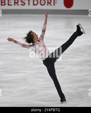 Oberstdorf, Germania. 19 settembre 2024. Pattinaggio artistico: Serie Challenger - Trofeo Nebelhorn, singolo, uomo, programma corto. Jari Kessler di Koatien inizia al Nebelhorn Trophy. Crediti: Angelika Warmuth/dpa/Alamy Live News Foto Stock