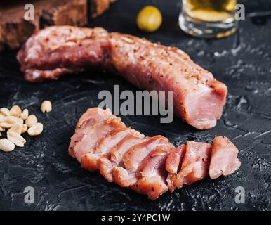 Stuzzichini con birra preparati su tavola di pietra Foto Stock