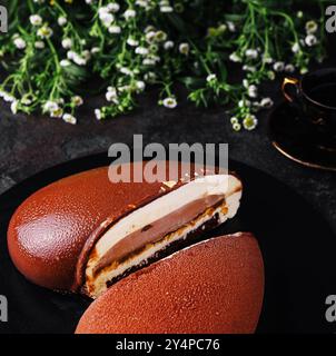 Mousse Cake Snickers su piatto nero Foto Stock