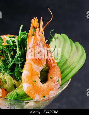 gamberi e pezzi di avocado in un bicchiere di martini Foto Stock