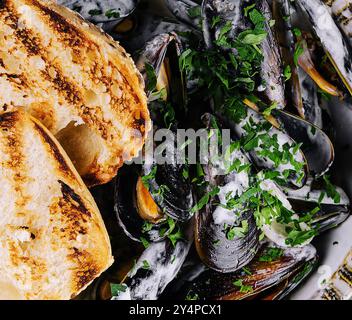 Tradizionale barbeque di cozze azzurre italiane con baguette Foto Stock