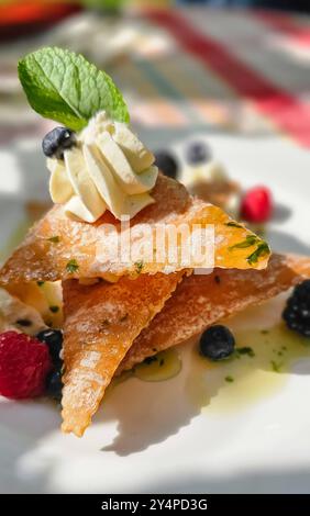 Schöne Orte in der Pfalz an der Weinstrasse 18.09.24: Mille Feuille aus Blätterteig Pfalz Deutschland *** luoghi meravigliosi del Palatinato sulla via del vino 18 09 24 mille Feuille dalla pasta sfoglia Palatinato Germania 20240918 123036 Foto Stock