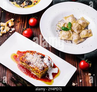 ravioli e lasagne cotte su legno Foto Stock