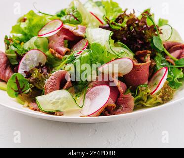 Insalata di roast beef con mix verde sul piatto Foto Stock