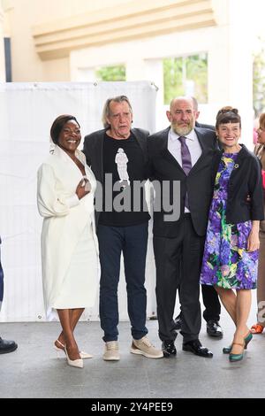 Concha Buika, Luis Pastor, Karra Elejalde partecipa alla consegna di medaglie d'oro al merito in Belle Arti 2022 al Palacio de Congresos il 3 aprile 2024 a Cadice, Spagna. Foto Stock