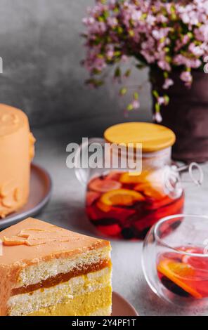 Deliziosa mousse di mango e frutta della passione Foto Stock