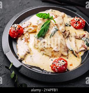 Fegato di pollo con panna e pomodori secchi Foto Stock