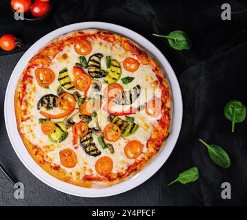 pizza vegetariana con zucchine, melanzane, funghi e pomodoro Foto Stock