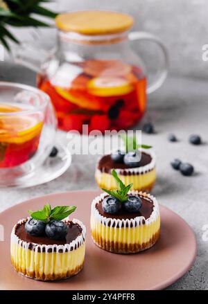 Mini cheesecake al cioccolato decorata con mirtilli Foto Stock