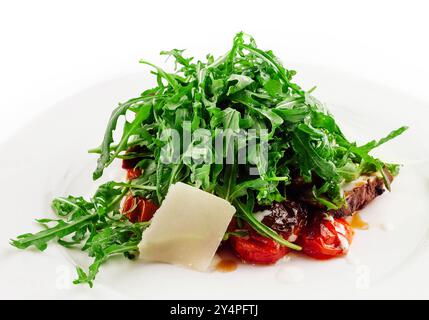 Insalata di tagliata di manzo italiana con rucola selvatica, pomodori ciliegini e parmigiano Foto Stock