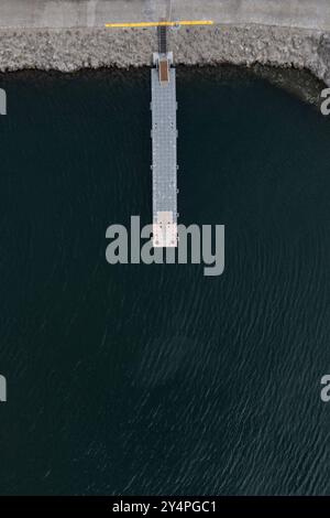 Vista aerea di un molo per la pesca nel mare Foto Stock