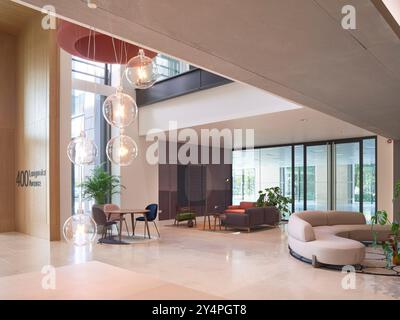 Lobby d'ingresso a doppia altezza. 400 Long Water, Reading, Regno Unito. Architetto: APT London, 2022. Foto Stock