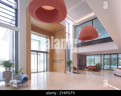 Lobby d'ingresso a doppia altezza. 400 Long Water, Reading, Regno Unito. Architetto: APT London, 2022. Foto Stock