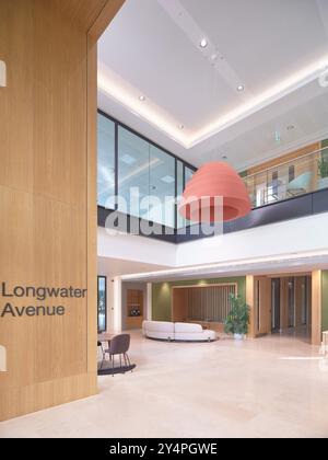 Lobby d'ingresso a doppia altezza. 400 Long Water, Reading, Regno Unito. Architetto: APT London, 2022. Foto Stock