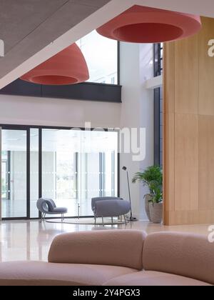 Arredamento nella lobby d'ingresso. 400 Long Water, Reading, Regno Unito. Architetto: APT London, 2022. Foto Stock