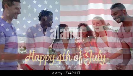 Immagine del testo felice del 4 luglio e bandiera americana su diversi amici che ballano con scintillanti Foto Stock
